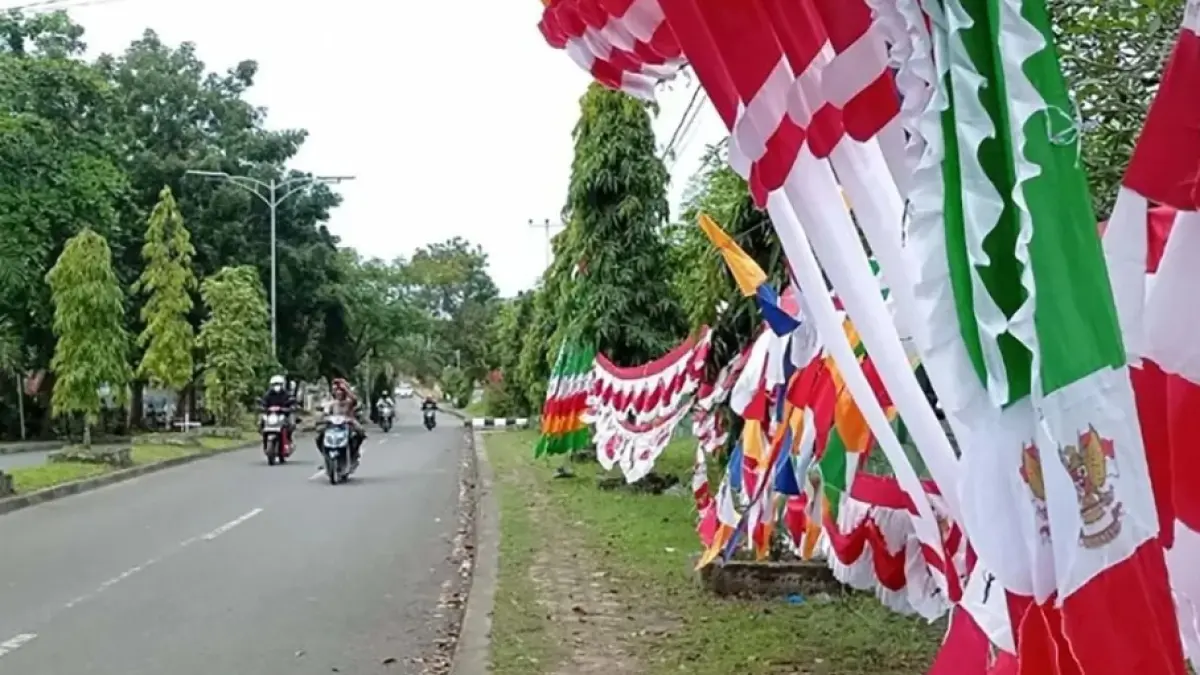 Semarak warna-warni perayaan, ada satu hal yang sering luput dari perhatian: risiko tersengat aliran listrik dari kabel jaringan PLN yang berada di sekitar lokasi pemasangan.