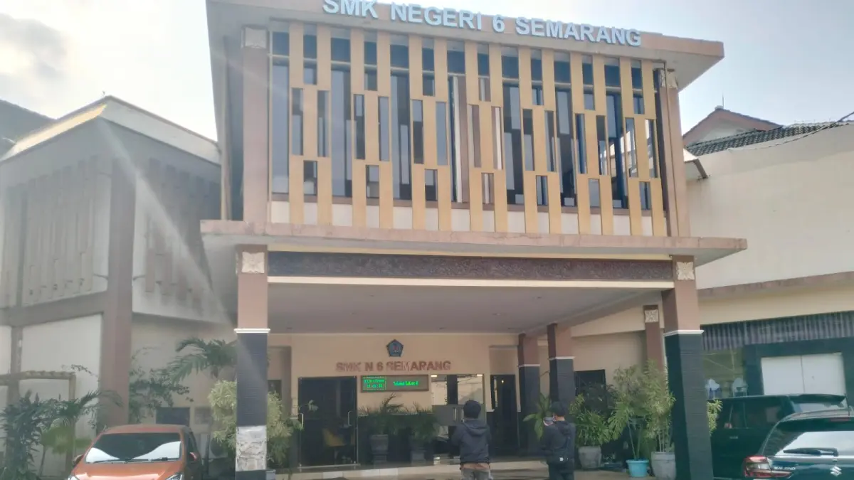 Suasana SMKN 6 Semarang pasca tumbang keracunan MBG, Jumat (31/7) siang. FIGUR RONGGO WASSALIM/JAWA POS RADAR SEMARANG&nbsp;