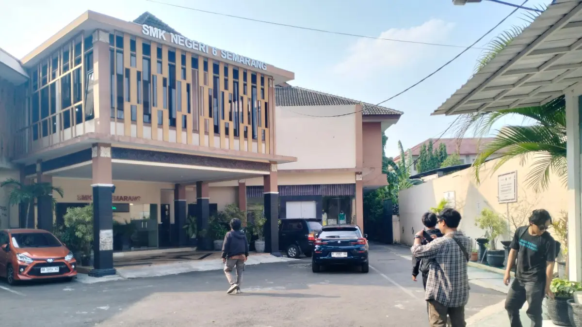 Suasana SMKN 6 Semarang pasca tumbang keracunan MBG, Jumat (31/7) siang. FIGUR RONGGO WASSALIM/JAWA POS RADAR SEMARANG&nbsp;
