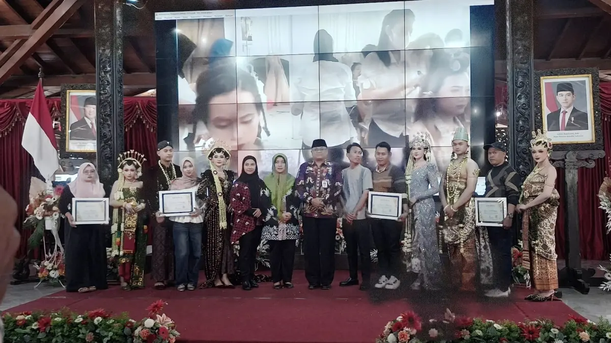 
Tata rias pengantin hasil karya lembaga kursus dan pelatihan dapat penghargaan Dindikbud Demak.(wahibpribadi) 