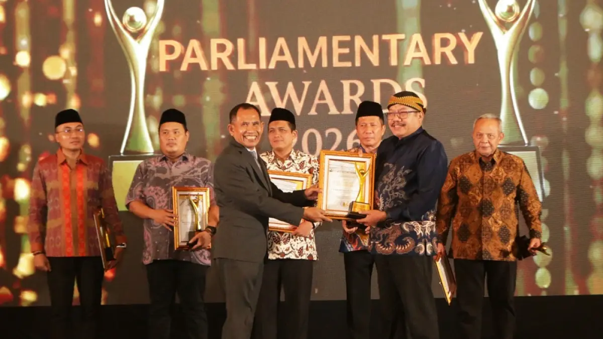 Anggota DPRD Kota Semarang Dr. H. Anang Budi Utomo, S.Pd., S.Mn., S.H., M.Pd saat menerima penghargaan Parliamentary Award 2026 dari Direktur Jawa Pos Radar Semarang Baehaqi. (NURCHAMIM/JAWA POS RADAR SEMARANG)
