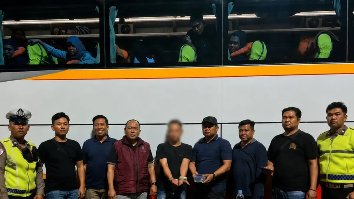 Tersangka DM dengan tangan diborgol saat ditangkap anggota Ditresnarkoba Polda Jateng di gerbang tol Banyumanik Semarang 