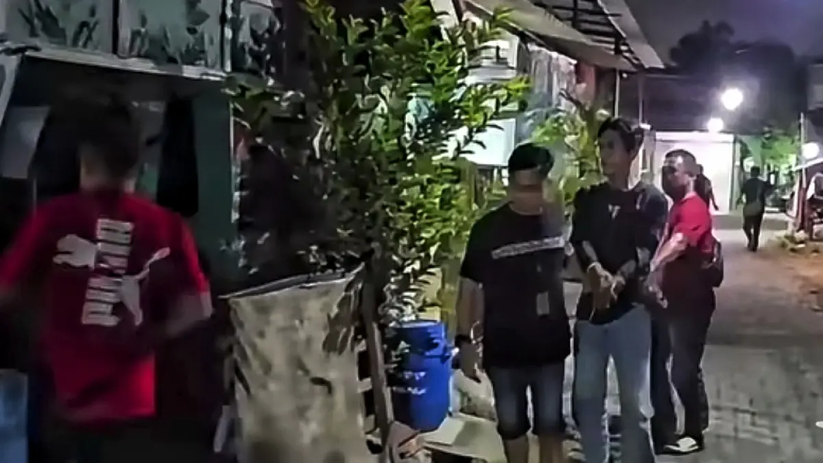 Tersangka Yusef Kristianto dengan tangan terborgol saat ditangkap anggota kepolisian 