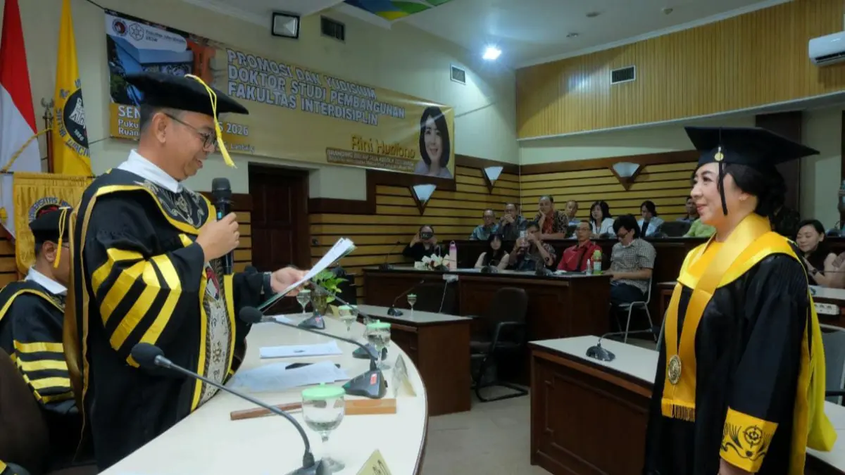 Dr Rini Hudiono dalam prosesi yudisium pada Senin pagi