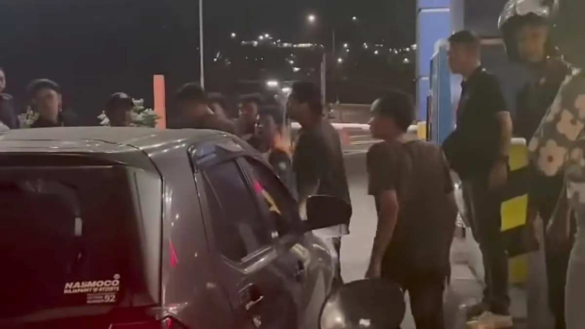 Mobil Agya yang kabur dihentikan di gerbang masuk tol Krapyak Semarang 