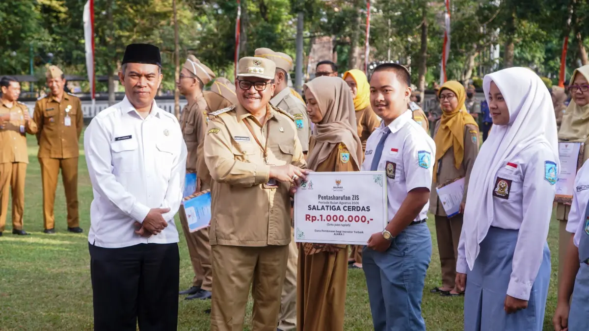Wali kota dr Robby Hernawan SpOG menyerahkan dana pengembangan inovasi dari Baznas kepada M Gilang dalam apel luar biasa Senin pagi