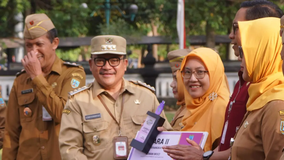 Wali kota dr Robby Hernawan SpOG menyerahkan hadiah kepada pemenang Krenova kota Salatiga 