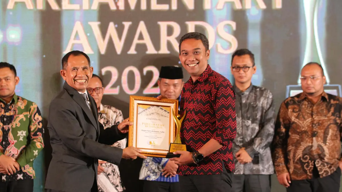 Anggota Komisi E DPRD Provinsi Jawa Tengah Bagus Suryokusumo saat menerima Parliamentary Award 2026 Jawa Pos Radar Semarang.