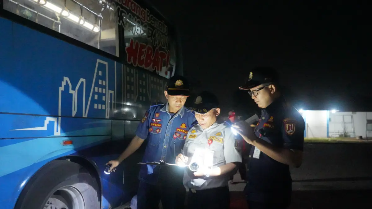CEK KELAYAKAN : Petugas Dishub lakukan pengecekan armada Trans Semarang, di Pool Terminal Mangkang