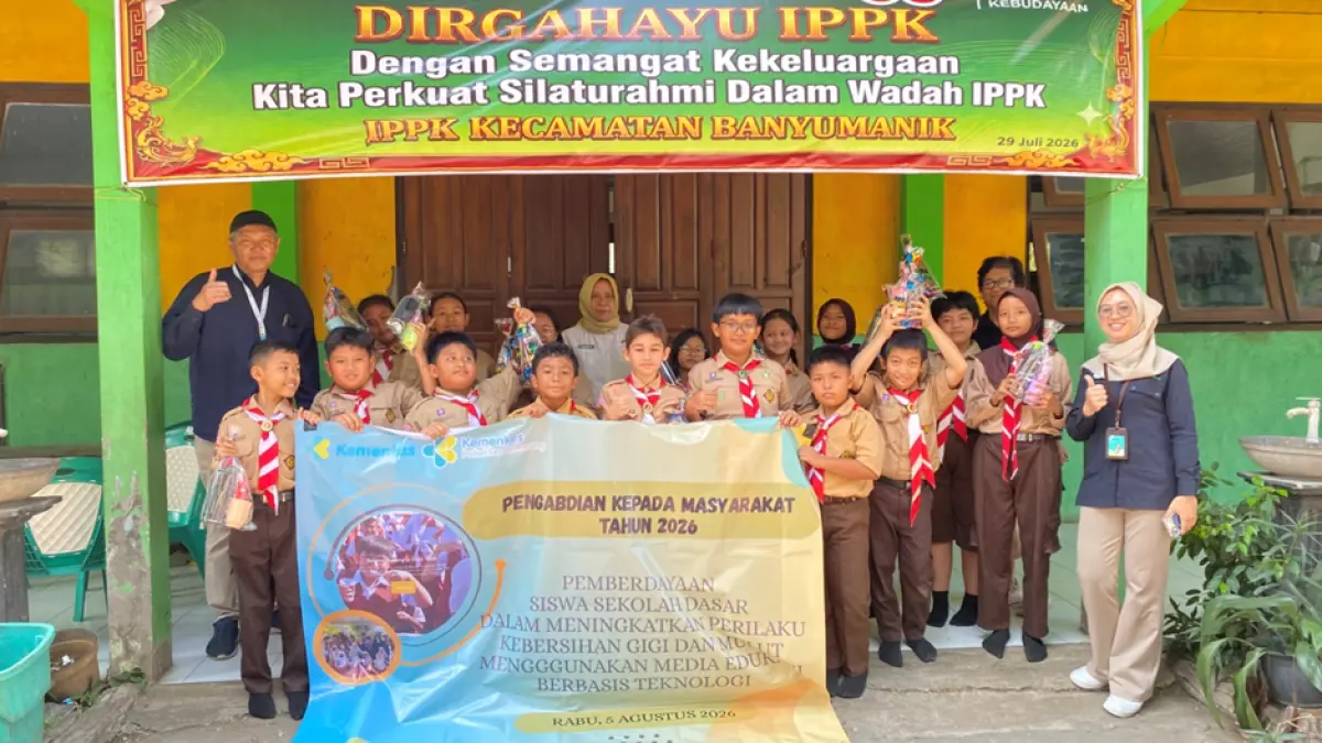 Dosen dan mahasiswa Program Pascasarjana Poltekkes Kemenkes Semarang bersama siswa SD Negeri Srondol Wetan 02 Semarang, Rabu (5/8/2026).