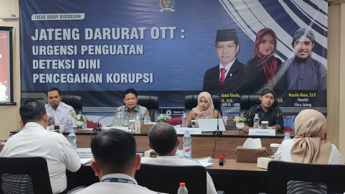 (kedua dari kiri) Anggota DPD RI Abdul Kholik dalam FGD Jateng Darurat OTT di Kantor DPD Jateng, Rabu (5/8).