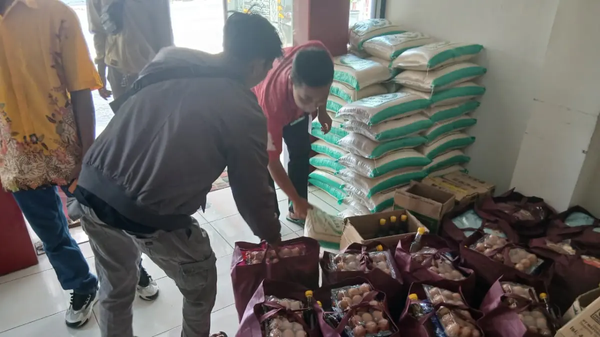 Kepala Dinas Sosial Kabupaten Semarang Istichomah saat menyerahkan bantuan kepada pengidap HIV/AIDS di Kantor Dinas Sosial Kabupaten Semarang.