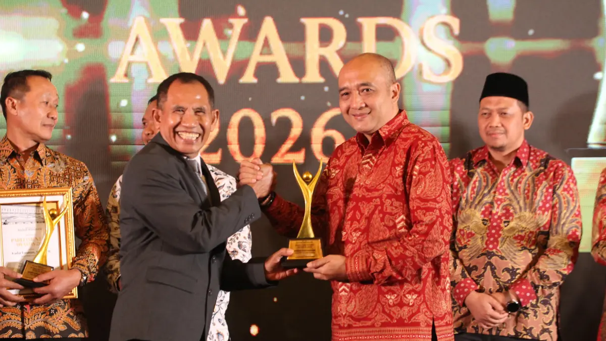 Ketua Dewan Perwakilan Rakyat Daerah Kabupaten Semarang Bondan Marutohening saat terima penghargaan di Parliamentary Award 2026 yang digelar Jawa Pos Radar Semarang.