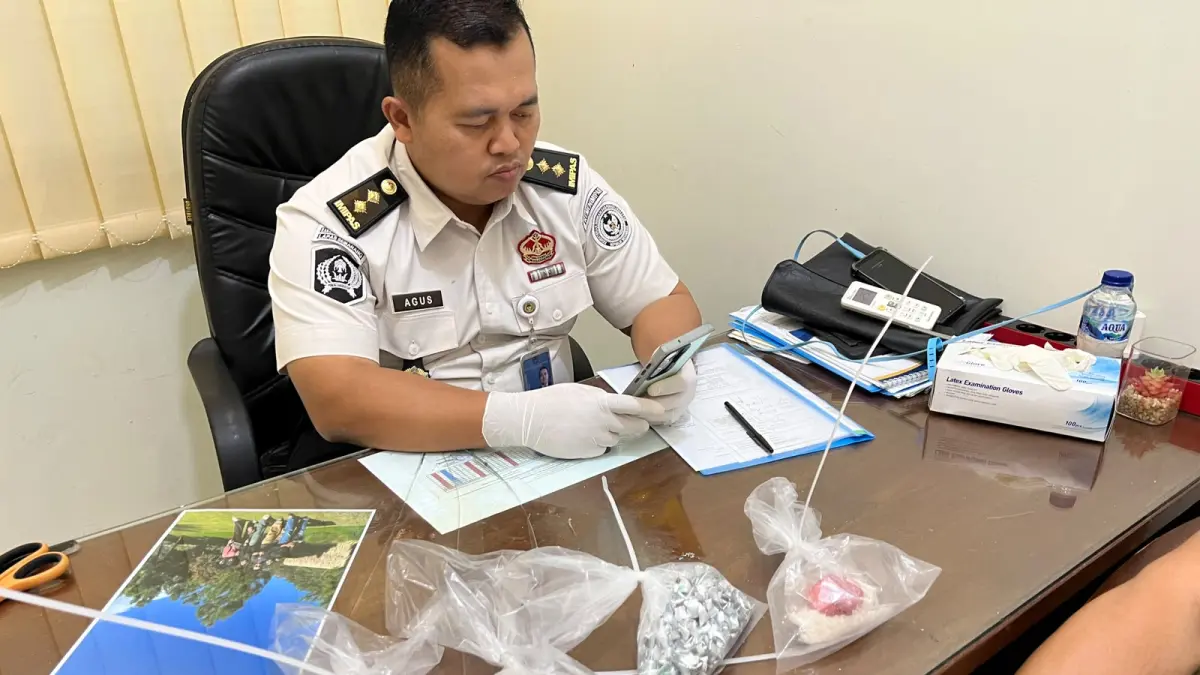 Petugas Lembaga Pemasyarakatan (Lapas) Kelas I Semarang menemukan bungkusan narkoba dari pelemparan luar tembok penjara, Selasa (5/8/2026). 
