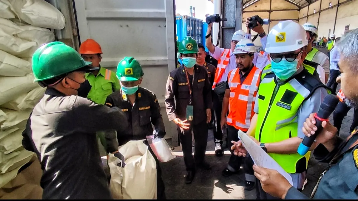Tepung kedelai diduga ilegal yang ditemukan di dalam kontainer di pelabuhan tanjung emas Semarang 