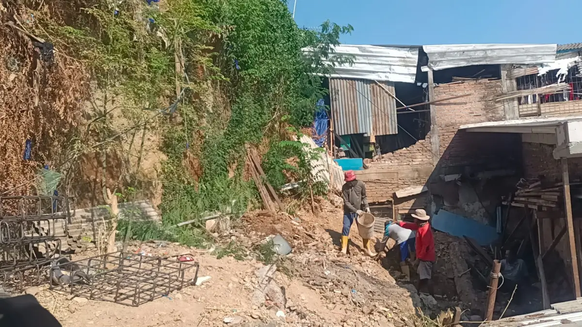 TERTANGANI: Petugas membersihkan material longsor dan membangun kembali Talut di Pusponjolo Selatan, Kelurahan Bojongsalaman, Semarang Barat, Rabu (5/8) pagi 
