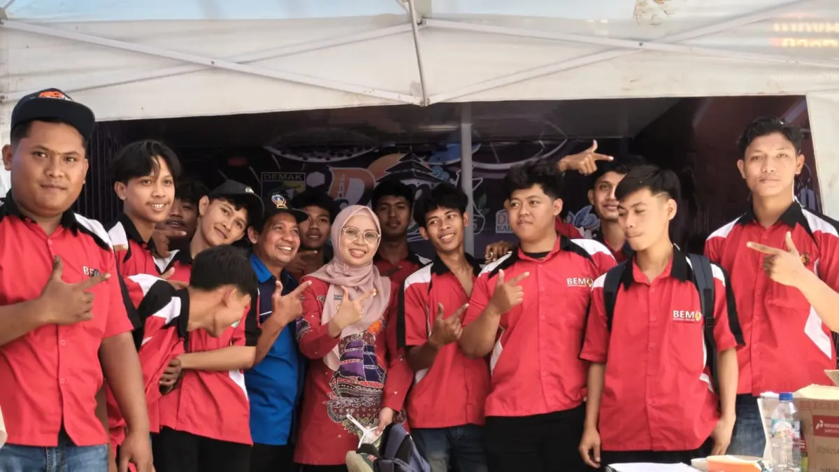 Bupati Demak dr Eistianah bersama Pimpinan LKP Dimy Motor Muhamad Dimyati foto bersama di stan tempat layanan servis gratis motor Demak Expo. (Wahibpribadi)