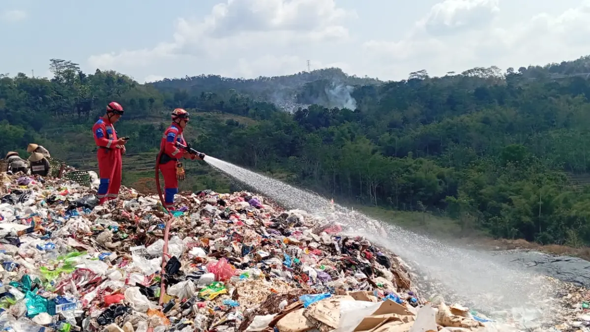 Damkar Kabupaten Semarang saat melakukan antisipasi kebakaran di TPA Blondo Bergas.&nbsp;