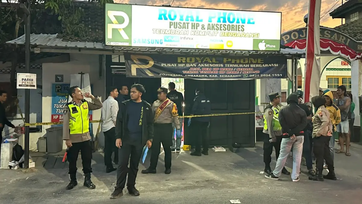Konter telepon seluler Royal Phone yang berada di Kelurahan Pojoksari, Kecamatan Ambarawa diduga dirampok Kamis (6/8). 