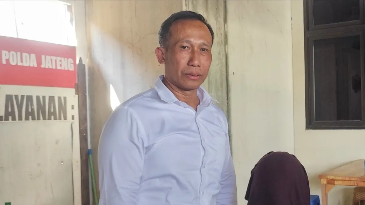 Korban berkerudung didampingi kuasa hukum, Zaenal Petir saat melaporkan di Kantor Ditresiber Polda Jateng 