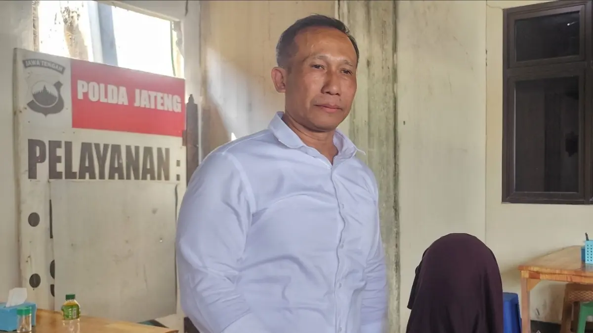 Korban E berkerudung didampingi kuasa hukum Zaenal Petir saat pelaporan di Kantor Ditresiber Polda Jateng 