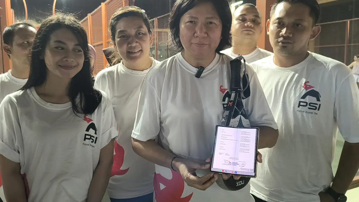PENGURUS SAH : Melly Pangestu menunjukkan bukti kepengurusan sah DPD Partai Solidaritas Indonesia Kota Semarang
