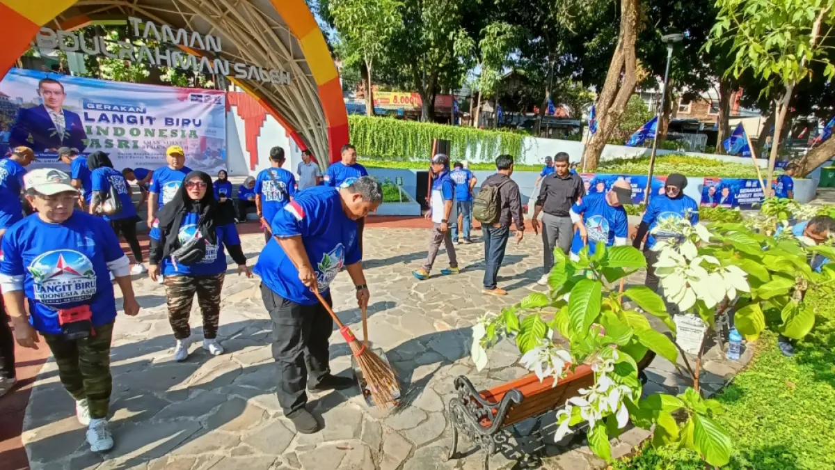 BERSIHKAN TAMAN : Ketua DPC Demokrat Kota Semarang, Wahyoe Liluk Winarto ketika memimpin pembersih taman Abdulrahman Saleh.