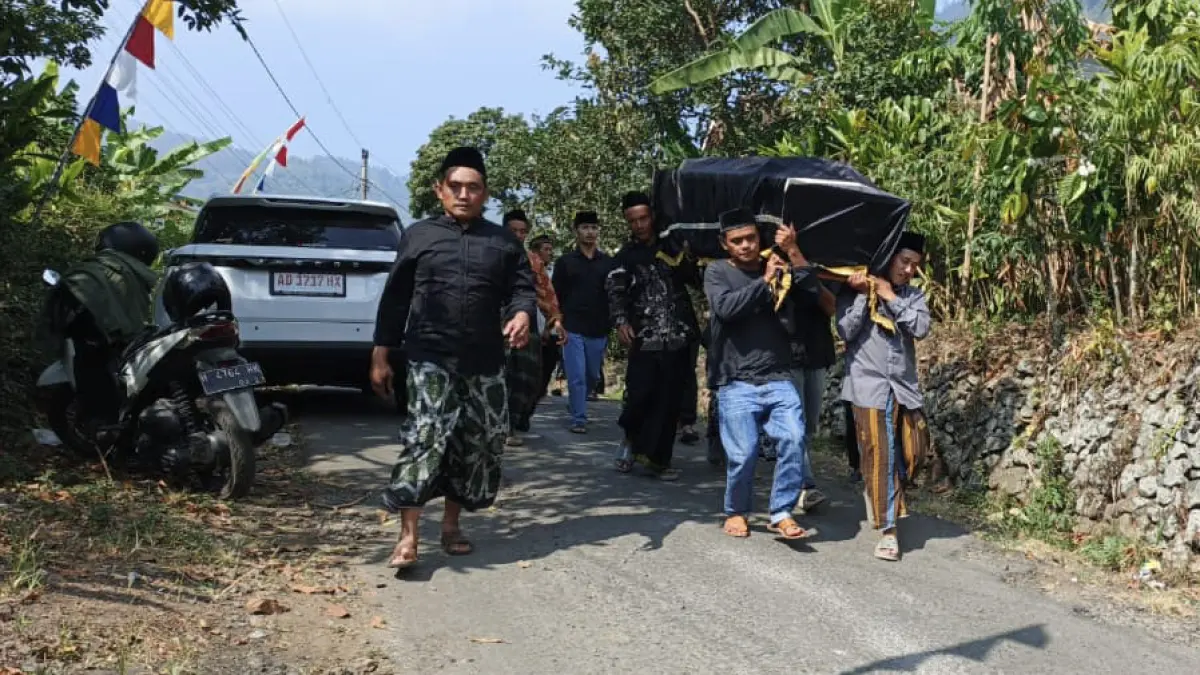 Candra Waskito dimakamkan pada Jumat (7/8) di TPU Lemahabang, Dusun Seseh, Desa Wirogomo, Kecamatan Banyubiru, Kabupaten Semarang. (Maria Novena/Jawa Pos Radar Semarang)