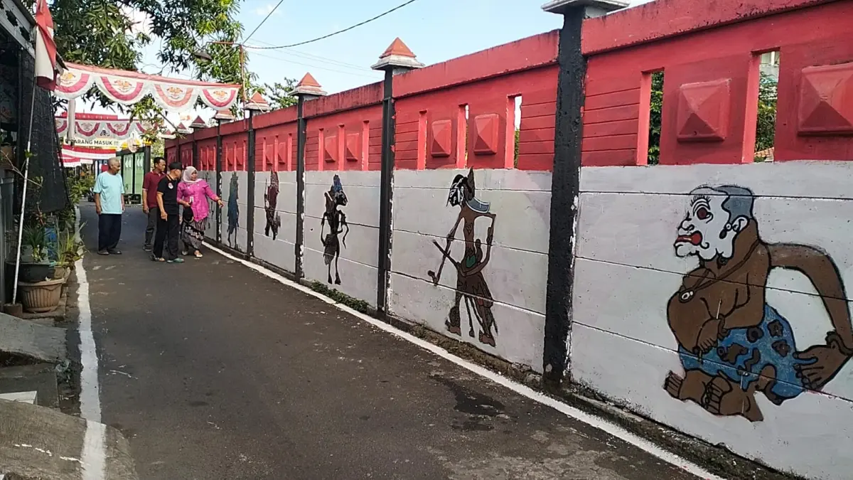 Galeri Wayang di tembok pembatas rel kereta api dan pemukiman warga Abimanyu, Kelurahan Pendrikan Lor, Semarang Tengah 