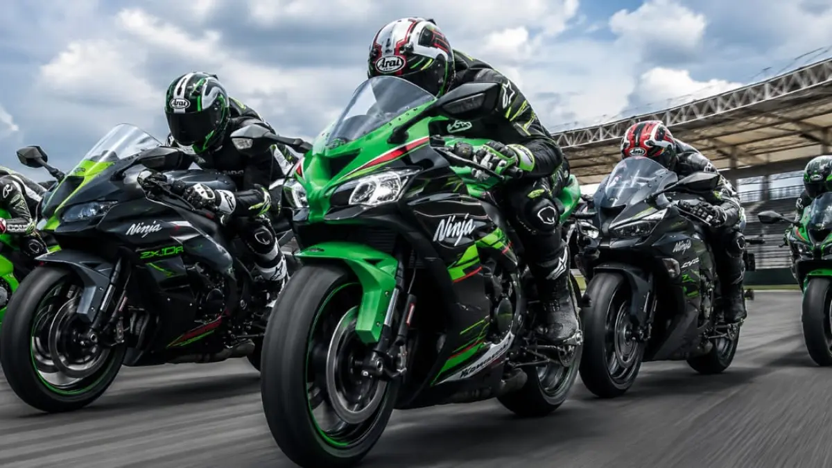 Ilustrasi: Kawasaki Ninja, motor sport yang terkendal dengan kecepatan dan agresifitasnya. (ai/Sulistiono)