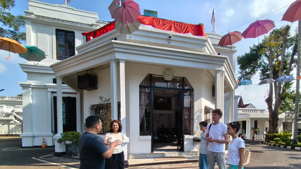 Keluarga Sherly saat mengunjungi gedung papak Pemkot