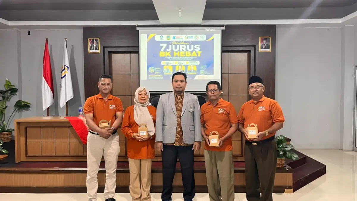 Ketua Program Studi S2 Magister Pendidikan Dasar UMK Dr. Nur Fajrie, M.Pd. memberikan cinderamata kepada peserta pelatihan 7 Jurus BK Hebat.
