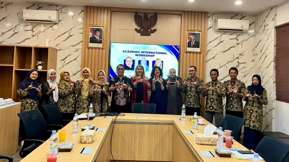 Narasumber dan peserta &nbsp;International Conference yang digelar Program Pascasarjana Univeritas Muria Kudus berfoto bersama.
