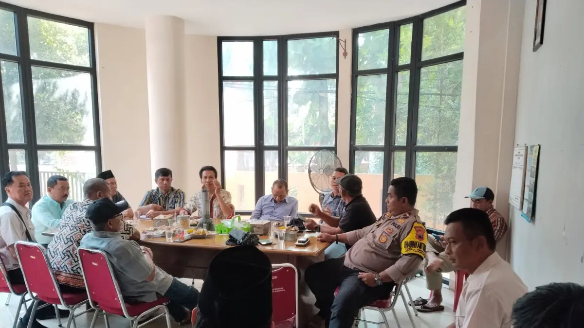 Rapat koordinasi persiapan HUT RI ke-81 di Kelurahan Gemah, Kecamatan Pedurungan, Jumat (7/8) pagi. (FIGUR RONGGO WASSALIM/JAWA POS RADAR SEMARANG)