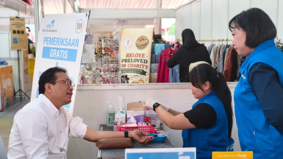 Warga memanfaatkan layanan kesehatan gratis yang diselenggarakan Yayasan Bakti Keberagaman Indonesia di Kelenteng Agung Sam Poo Kong, Semarang, Kamis (6/8/2026). 
