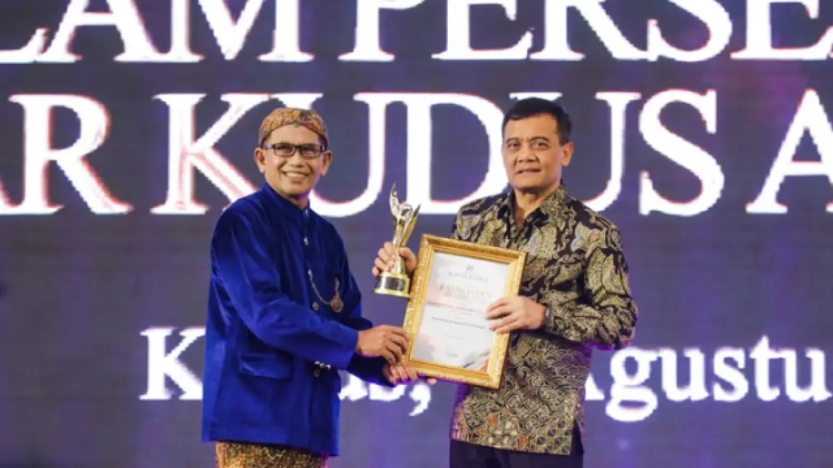 Direktur Jawa Pos Radar Kudus menyerahkan penghargaan untuk kategori Special Achievement Award kepada Gubernur Ahmad Luthfi dalam ajang Radar Kudus Award 2026, di Kabupaten Kudus, Jumat, 7 Agustus 2026.