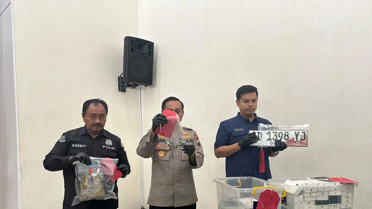 Kapolres Semarang AKBP Heru Dwi Purnomo dan Kasat Reskrim Polres Semarang AKP Bodia Teja Lelana saat menunjukan barang bukti kasus pencurian dengan kekerasan di Mapolres Semarang. Maria Novena/Jawa Pos Radar Semarang