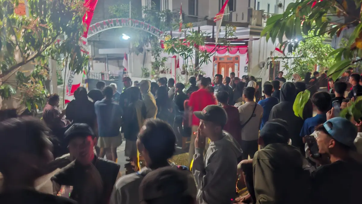 Puluhan warga datangi rumah terduga pelaku kasus perampokan yang menewaskan pemilik konter Royal Phone di Green Ambarawa Residence Kabupaten Semarang.
