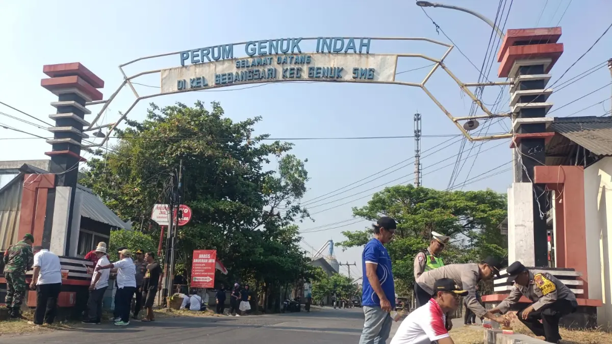 Cat yang mengelupas dan warna kusam ditutup sapuan merah putih. Sabtu pagi (8/8), ratusan warga turun tangan mengecat gapura yang selama bertahun-tahun menjadi pintu masuk kawasan tersebut. (FIGUR RONGGO WASSALIM/JAWA POS RADAR SEMARANG)