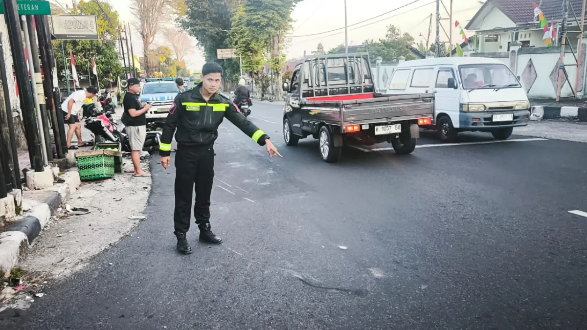 Petugas saat olah TKP di pertigaan Tegalrejo