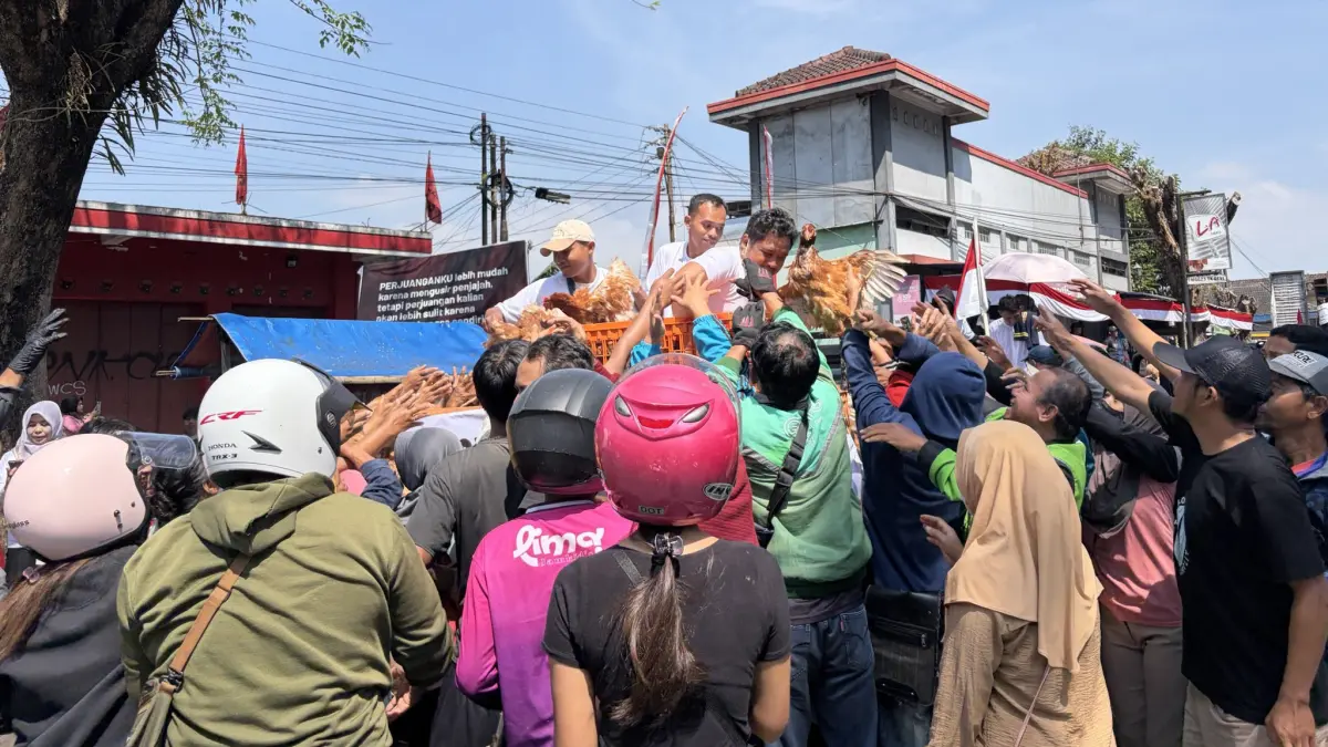 Aksi damai pembagian ayam gratis dalam rangka protes harga jual telur di bawah HPP di Kabupaten Temanggung, Senin (10/8). DEVI KHOFIFATUR RIZQI/ JAWA POS RADAR SEMARANG