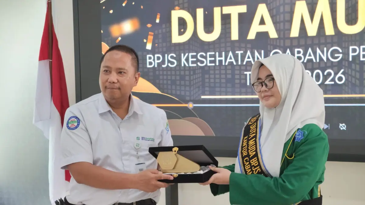 KESEHATAN: Pemenang Duta Muda BPJS Kesehatan Pekalongan 2026, Firza Maulida Rahma saat menerima penghargaan. (RIYAN FADLI JAWA POS METRO PEKALONGAN)