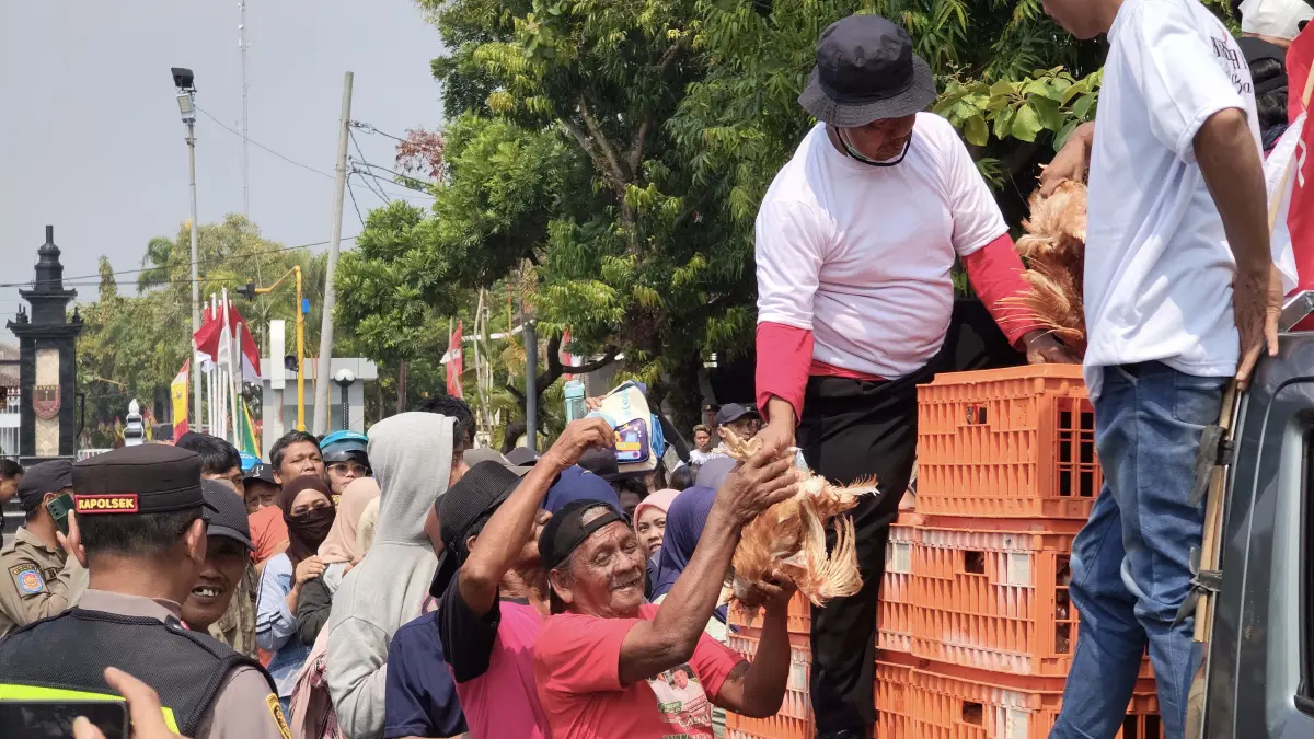 Peternak saat membagikan ayam pada masyarakat. RIYAN FADLI JAWA POS RADARSEMARANG