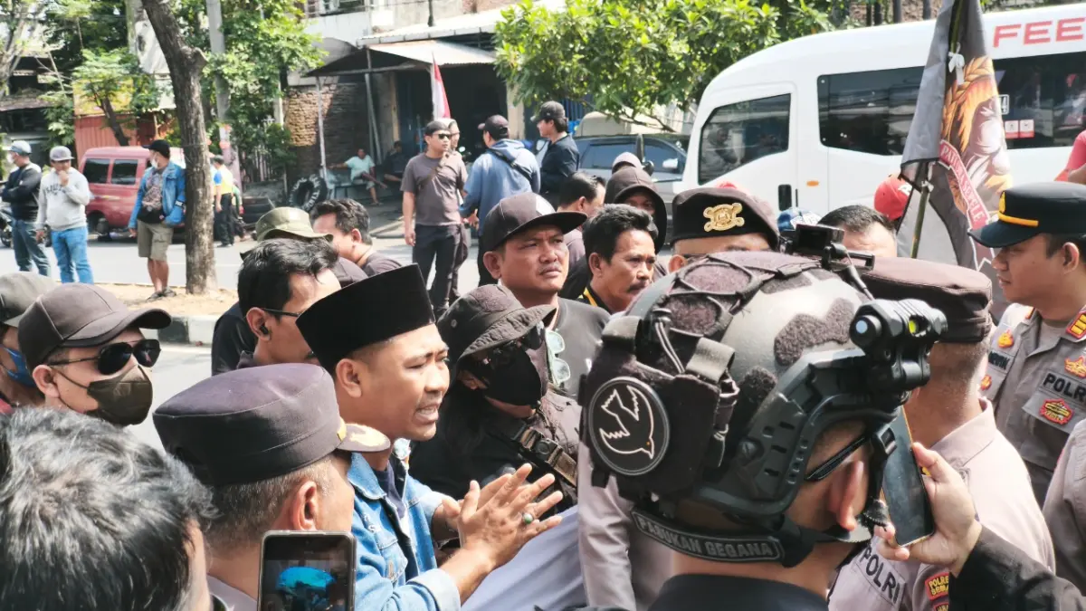 Polisi melerai massa Pati Ora Sepele (POS) vs pendukung Sudewo Aksi Pati Bangkit (APB) di depan Pengadilan Tipikor Semarang, Senin (10/8/2026). (IDA FADILAH/JAWA POS RADAR SEMARANG)