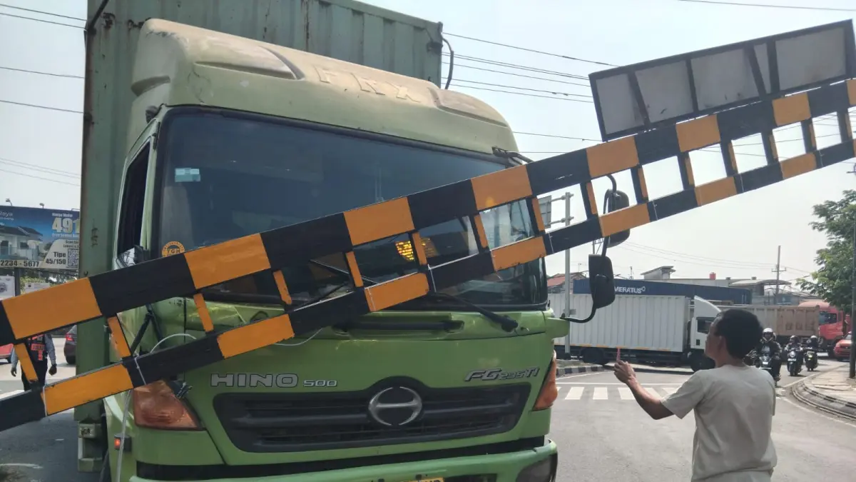 ROBOH : Portal Simpang Jrakah kembali roboh keempat kalinya usai ditabrak truk.
