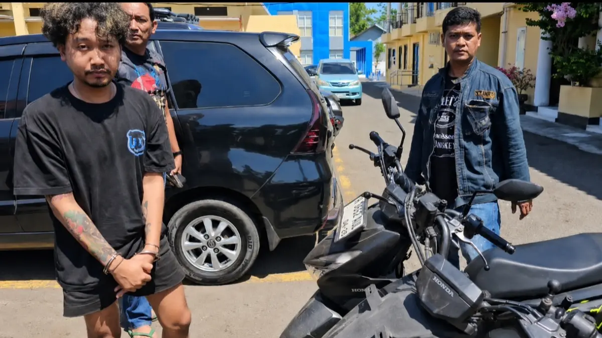 Tersangka dengan tangan terborgol dan barang bukti sepeda motor diamankan anggota Unit V Resmob Satreskrim Polrestabes Semarang 