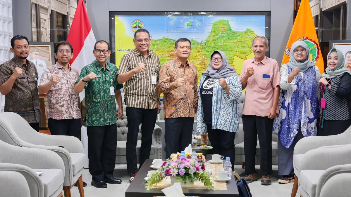 Gubernur Ahmad Luthfi saat menerima audiensi pengurus World Cleanup Day (WCD) 2026 Jawa Tengah di kantornya, Selasa (11/8/2026).