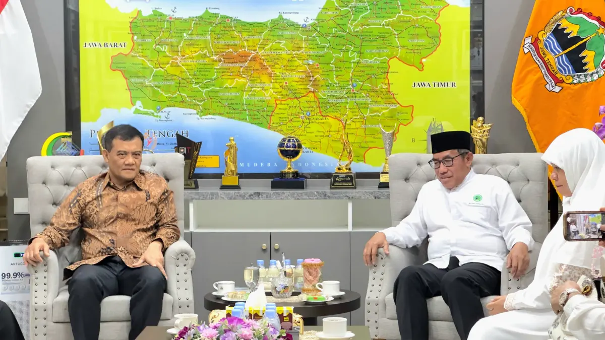 Gubernur Jawa tengah Ahmad Lutfi berbincang dengan Muh Haris, ketua IPHI Jateng