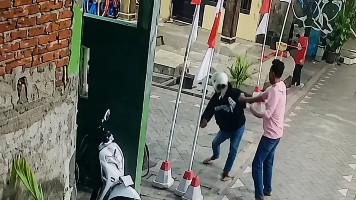 Pelaku mengenakan baju hitam sedeng bertikai dengan warga 