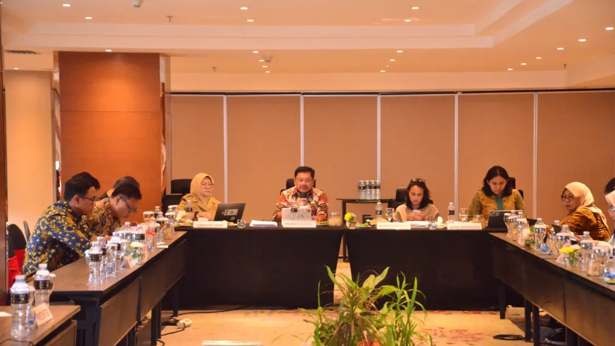 Wali kota dr Robby Hernawan SpOG memimpin rapat 